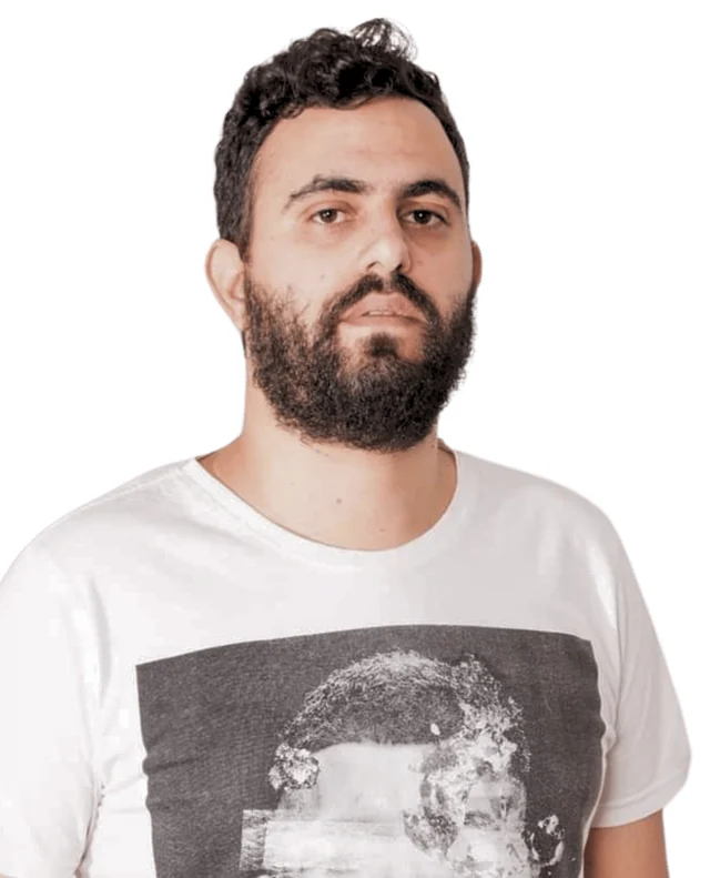 מתן חלק, גזור עם מסגרת מדבקה לבנה, מחייך כאילו הוא לא יודע מה טל הכין לו.